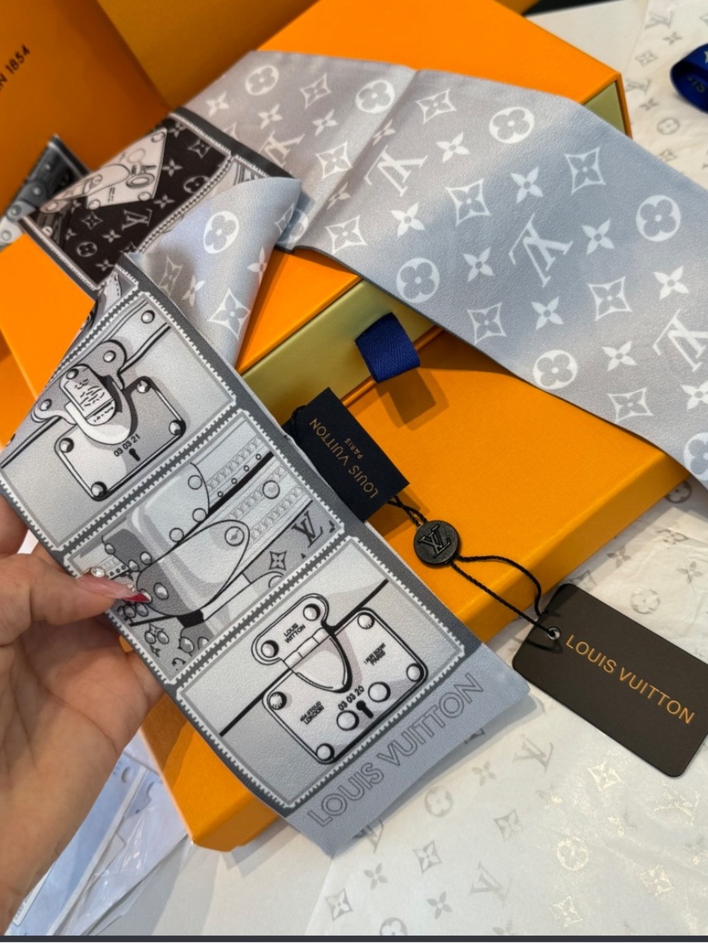 🖤 Louis. Vuitton. luggage Lock Letter Monogram Silk Scarf - Picture 3 of 5